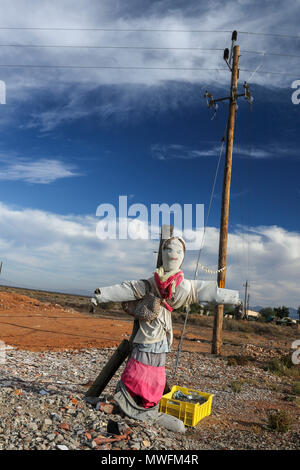 Coloratissimo spaventapasseri donna nel paesaggio, Oudtshoorn, garden route, sud africa Foto Stock