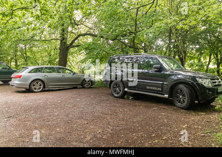 Parcheggio sconsiderati, un 4x4 tenuto fino a due posti auto in un parcheggio rurale, England, Regno Unito Foto Stock