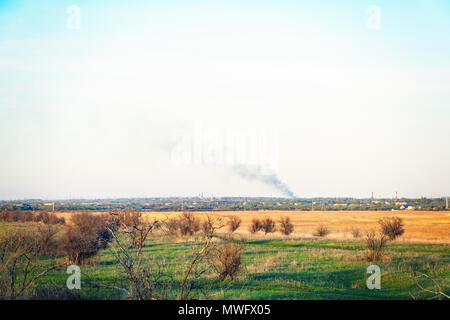 Fumo di un incendio nella distanza Foto Stock