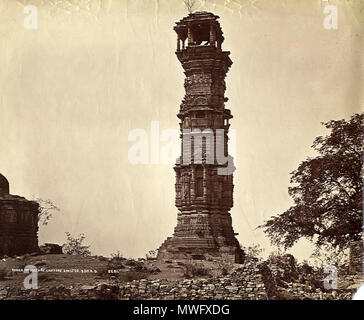 . Inglese: vecchia foto del Kirti Stambha (Torre di fama) . 1870s. Bourne e pastore, attualmente la proprietà predefinita del governo dell India. 454 vecchia foto di Kirti Stambha in Chittorgarh Fiort Foto Stock