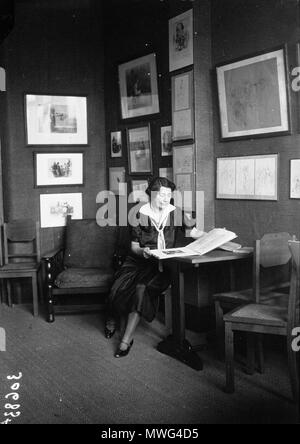 . Français : La Princesse Lucien Murat dans l'intérieur de son salon de thé . 1926. Agence Meurisse 355 La Princesse Lucien Murat Foto Stock