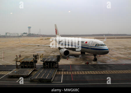 Wuhan, Cina - 14 Marzo 2018: Air China Airbus A320 Neo aeromobili parcheggiati a Wuhan airport Foto Stock