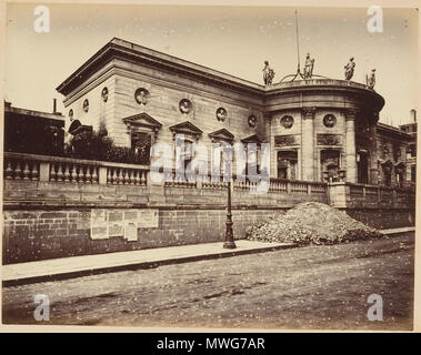 . Inglese: Les Ruines de Paris et de ses dintorni 1870-1871: cento fotografie: Premier Volume. Par A. Liébert, testo par Alfred d'Aunay. Autore: Alfred d'Aunay (Francese) Data: 1870-71 medie: Albume argento stampe da negativi di vetro di dimensioni: immagini circa: 19 x 25 cm (7 1/2 x 9 13/16 in.), o i supporti di retromarcia: 32,8 x 41,3 cm (12 15/16 x 16 1/4 in.), o la classificazione inversa: Album linea di credito: Joyce F. Menschel fotografia del fondo della libreria, 2007 Numero di accessione: 2007.454.1.1-0,33 . 1870-71. Alphonse J. Liébert (francese, 1827-1913) 368 Les Ruines de Paris et de ses dintorni 1870-1871, Foto Stock