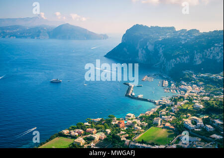 Vista panoramica della spettacolare costa del Mediterraneo isola di Capri di fronte alla costa Almalfi dell'Italia continentale Foto Stock