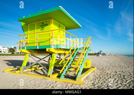 Scenic vista la mattina di un bagnino iconica torre in luminosi colori pastello sulla spiaggia di South Beach a Miami Foto Stock