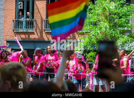 NEW YORK CITY - Giugno 25, 2017: i partecipanti onda bandiere arcobaleno su un galleggiante nel bilancio annuale Pride Parade mentre passa attraverso il Greenwich Village. Foto Stock