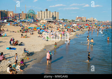 NEW YORK CITY - Agosto 20, 2017: vista di coloro che godono di un giorno d'estate sulla affollata di Coney Island Beach e dal lungomare. Foto Stock