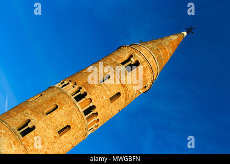 Il campanile di Caorle è una città in provincia di Venezia Foto Stock