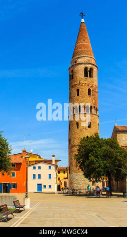 Il campanile di Caorle è una città in provincia di Venezia Foto Stock