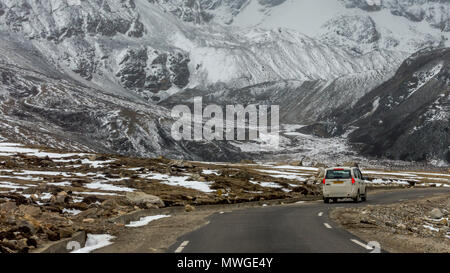 Lachen, Sikkim, India - 30 Aprile, 2018: un SUV che viaggiano attraverso l'Himalayan strade del Nord Sikkim Gurudongmar vicino lago a 17000 ft di altitudine, Lache Foto Stock