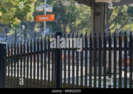 Il nuovo perimetro di sicurezza a scherma Turramurra stazione ferroviaria su Sydney superiore della North Shore, parte del Sydney rete di treni NSW, Australia Foto Stock