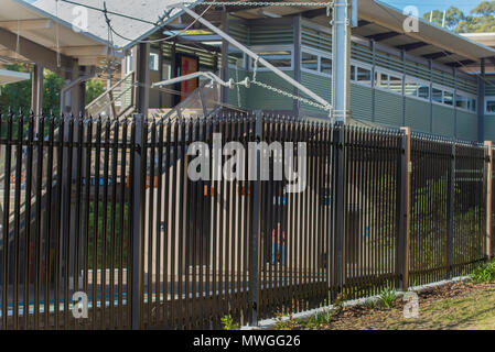 Il nuovo perimetro di sicurezza a scherma Turramurra stazione ferroviaria su Sydney superiore della North Shore, parte del Sydney rete di treni NSW, Australia Foto Stock