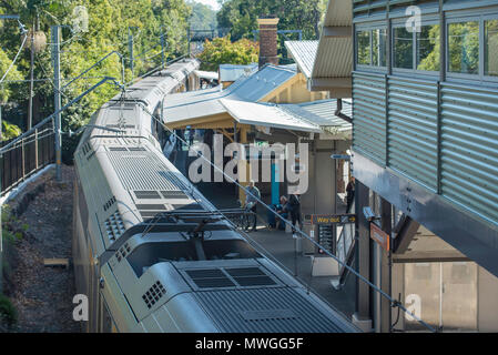 Un treno Waratah a Turramurra rail station su Sydney superiore della North Shore, un sobborgo di Ku-Ring-gai e parte del Sydney rete di treni NSW, Australia Foto Stock