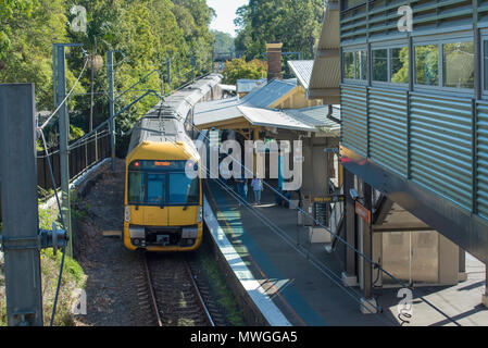 Un treno Waratah a Turramurra rail station su Sydney superiore della North Shore, un sobborgo di Ku-Ring-gai e parte del Sydney rete di treni NSW, Australia Foto Stock