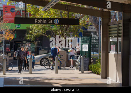 Frondose Turramurra stazione ferroviaria su Sydney superiore della North Shore, parte dell'Ku-Ring-gai comune e la Sydney rete di treni NSW, Australia Foto Stock