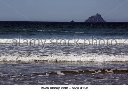 Una vista dell'Oceano Atlantico da una spiaggia sul bordo della penisola di Iveragh lungo il famoso anello di Kerry itinerario turistico. Foto Stock