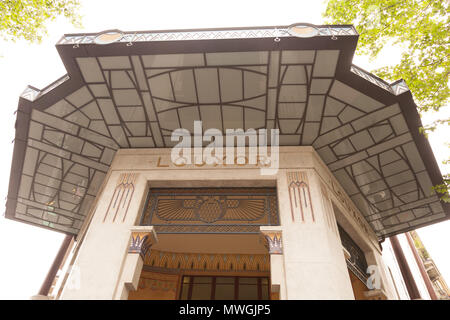 In stile egiziano Le Louxor movie theater dall'architetto Henri Zipcy 1921 Foto Stock