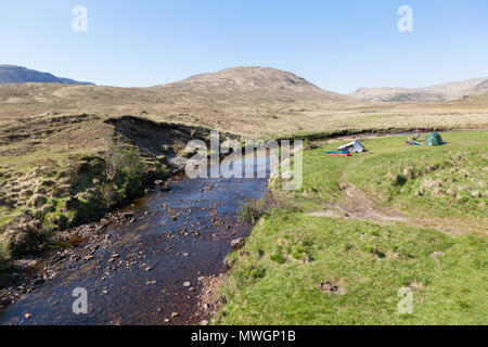 Campeggio selvaggio da un fiume sul West Highland Way in Scozia. Foto Stock