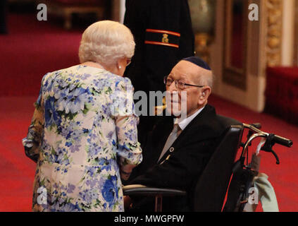 Il tenente colonnello Mordaunt Cohen, 101, è realizzato un MBE (membro dell'ordine dell'Impero Britannico) dalla Regina Elisabetta II per i servizi alla Seconda Guerra Mondiale l'istruzione durante una cerimonia di investitura a Buckingham Palace a Londra centrale. Foto Stock