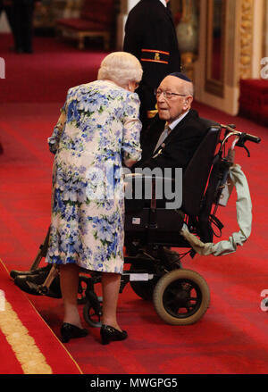 Il tenente colonnello Mordaunt Cohen, 101, è realizzato un MBE (membro dell'ordine dell'Impero Britannico) dalla Regina Elisabetta II per i servizi alla Seconda Guerra Mondiale l'istruzione durante una cerimonia di investitura a Buckingham Palace a Londra centrale. Foto Stock