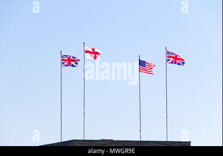 Union Jack, croce di San Giorgio e le stelle e strisce battenti per celebrare le nozze reali del principe Harry e Meghan Markle Foto Stock