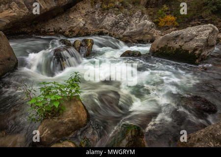 Fiume Aterno nelle gole di San Venanzio, Raiano, Abruzzo Foto Stock