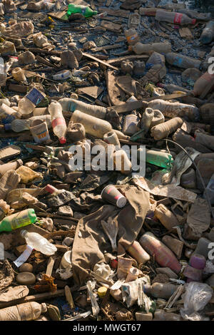 Bottiglie di plastica e altri rifiuti, bloccando il fosso di drenaggio, Ngong Road, Nairobi, Kenya - 31 Maggio 2018 Foto Stock