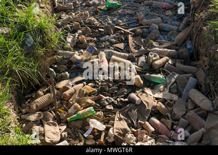 Bottiglie di plastica e altri rifiuti, bloccando il fosso di drenaggio, Ngong Road, Nairobi, Kenya - 31 Maggio 2018 Foto Stock