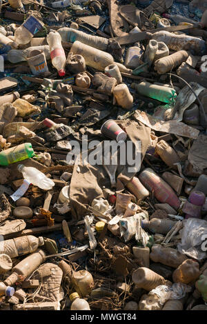 Bottiglie di plastica e altri rifiuti, bloccando il fosso di drenaggio, Ngong Road, Nairobi, Kenya - 31 Maggio 2018 Foto Stock