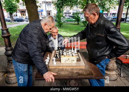 Gli uomini locali a giocare a scacchi in un parco, Odessa, Ucraina Foto Stock