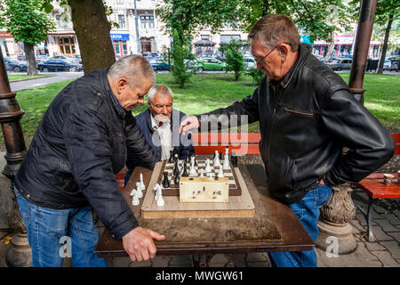 Gli uomini locali a giocare a scacchi in un parco, Odessa, Ucraina Foto Stock