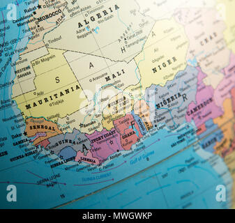 Africa occidentale mappa su un globo focalizzata sulla Costa d Avorio Foto Stock