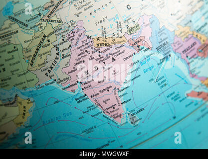 Sub continente indiano mappa su un globo incentrato su India Foto Stock