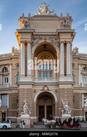 Un Cavallo e Carrozza in attesa fuori del Odessa National Academic teatro di opera e balletto, Odessa, Ucraina. Foto Stock