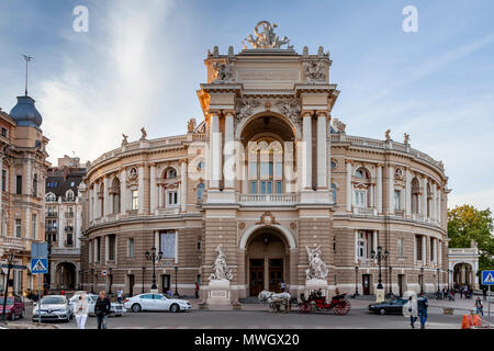 Un Cavallo e Carrozza in attesa fuori del Odessa National Academic teatro di opera e balletto, Odessa, Ucraina. Foto Stock