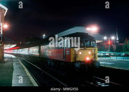 Una classe 47 locomotive diesel 47704 numero di pause per è prenotato si ferma durante la lavorazione di un 'Network Express' Inghilterra Occidentale service a Salisbury il 14 gennaio 1993. Foto Stock