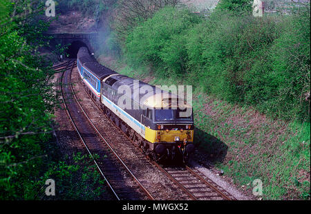 Una classe 47 locomotiva diesel numero 47706 lavorando un 'Network Express' Inghilterra Occidentale service passando Salisbury giunzione tunnel il 15 aprile 1993. Foto Stock