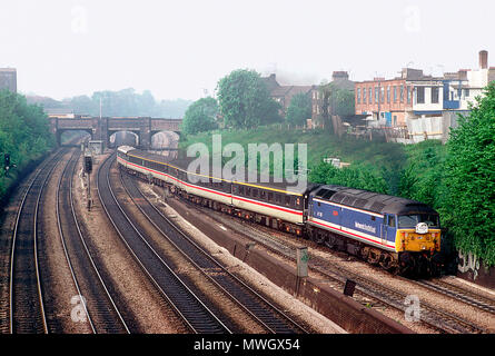 Una classe 47 locomotiva diesel numero 47707 lavorando un treno charter inizia la salita della banca di Acton nella zona ovest di Londra il 1 maggio 1993. Foto Stock