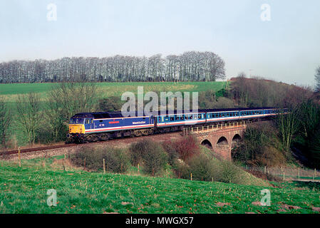 Una classe 47 locomotiva diesel numero 47716 un lavoro ben frequentato "Rete Express' Inghilterra Occidentale servizio in Barford St Martin il 20 marzo 1993. Foto Stock