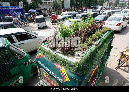 Dacca in Bangladesh - 12 Maggio 2018: un verde ecologici CNG del Bangladesh a tre ruote il trasporto con mini-giardino sul tetto, a Dhaka, Ba Foto Stock