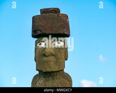 Close up di Ahu Ko Te Riku, parte di Ahu Tahai Moai complessa, Hanga Roa, Isola di Pasqua, Cile Foto Stock