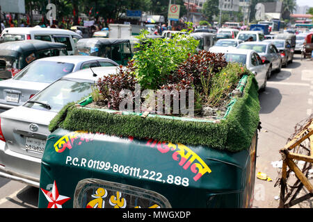 Dacca in Bangladesh - 12 Maggio 2018: un verde ecologici CNG del Bangladesh a tre ruote il trasporto con mini-giardino sul tetto, a Dhaka, Ba Foto Stock