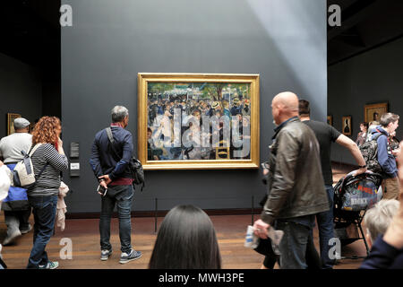 Persone visitatori che guardano al dipinto di Renoir 'Bal du moulin de la Galette' al Musée d'Orsay galleria d'arte Rive Gauche di Parigi Francia KATHY DEWITT Foto Stock