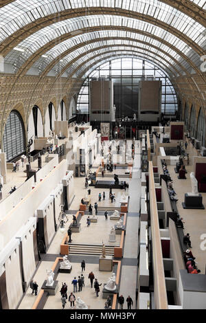 Persone visitare il Museo d' Orsay galleria d'arte a Parigi Francia KATHY DEWITT Foto Stock