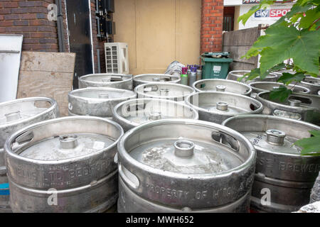 Svuota barili di birra in attesa di essere raccolti dalla birreria dopo una funzione. Foto Stock