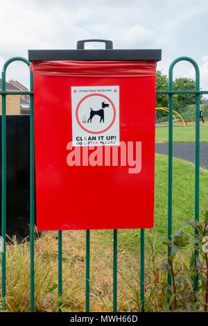 Un vassoio di colore rosso per mettere dog poo in, dopo pulizia dopo il vostro cane fa un pasticcio. Foto Stock