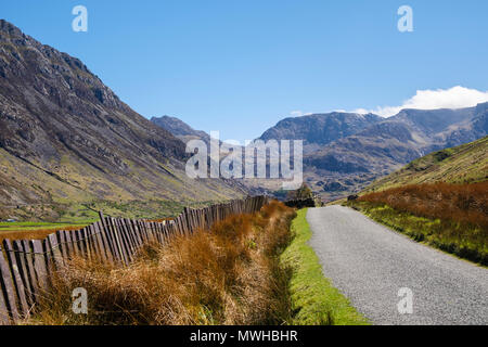 Un viottolo di campagna con recinto di ardesia (Crawia) in Nant Ffrancon valle nelle montagne del Parco Nazionale di Snowdonia. Ogwen Gwynedd Bethesda North Wales UK Foto Stock