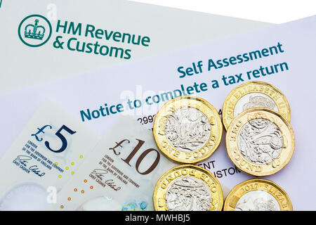 HM Revenue & Customs HMRC Self Assessment avviso per completare un Regno Unito ritorno fiscale con nuovo cancelletto delle monete e delle banconote di denaro per pagare le tasse. Inghilterra Regno Unito Gran Bretagna Foto Stock