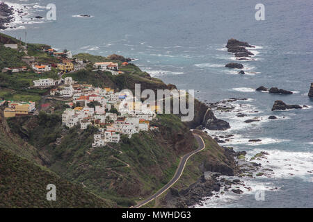 Bianco piccolo villaggio di montagna a Tenerife con enormi rocce sullo sfondo Foto Stock