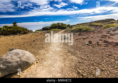 Percorso in semidesert vicino neide vulcano sull isola di Tenerife con pietre e cielo blu Foto Stock